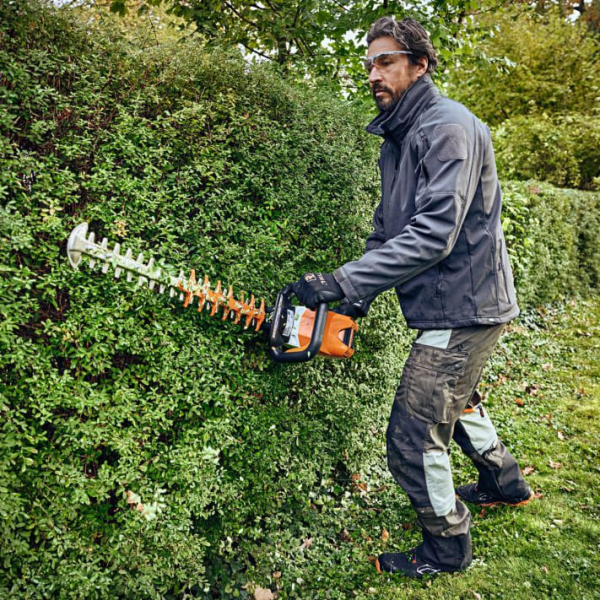 Как выбрать аккумуляторный кусторез Stihl для дачи?